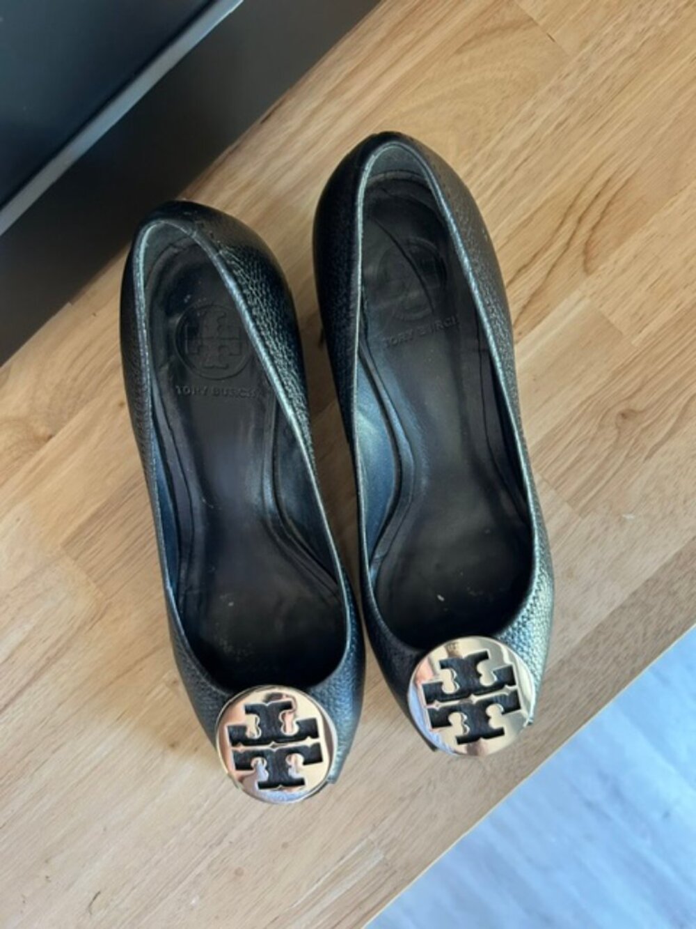 Tory Burch Sally Black Pebbled Leather Peep-Toe Wedges Silver Logo Medallion 9M - Picture 5 of 6